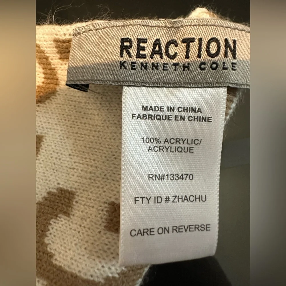 Free w/ purchase🥂 Kenneth Cole Reversible Infinity Scarf - Picture 2 of 2